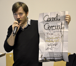 David Dehard qui montre une affiche d'un précédent concours